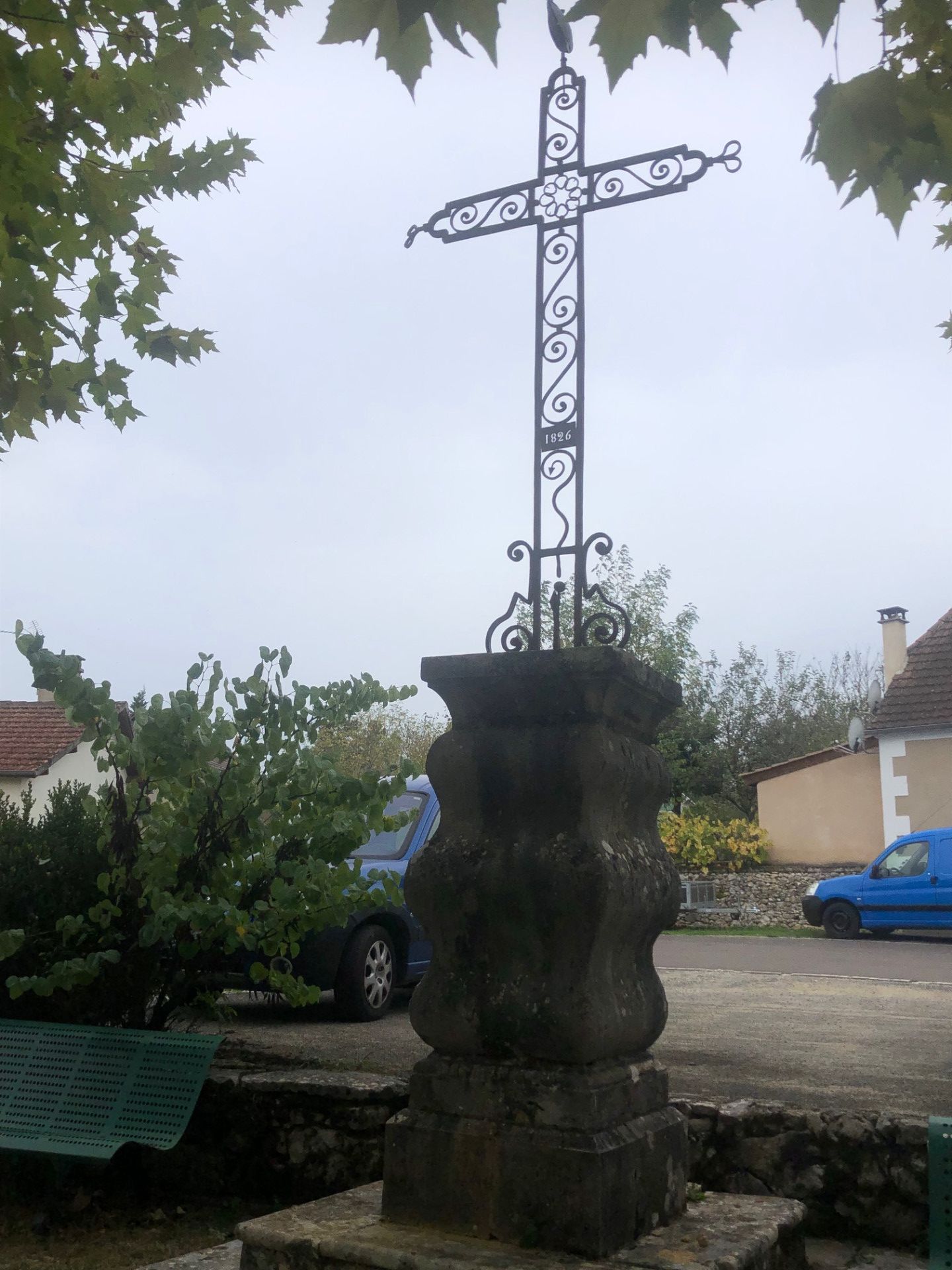 Calvaire place du village